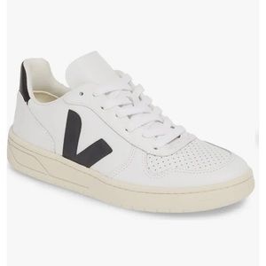 VEJA Women’s V10 Leather Sneaker, EU 40, Size 9